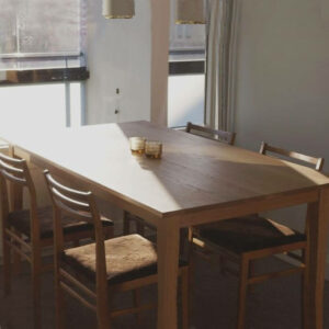 Tamminen ruokapöytä